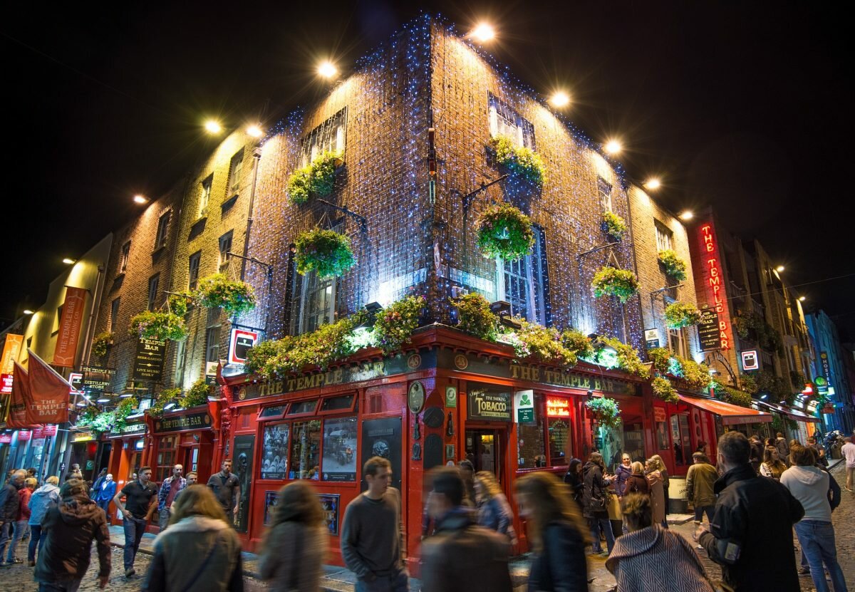 temple bar in dublin this is a image of a bar on the famous street with patygoers outside